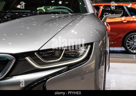 Ginevra, Svizzera - Marzo 7, 2018: vista anteriore di una BMW i8 Coupe vettura sportiva elettrica esposti all'88Geneva International Motor Show. Foto Stock