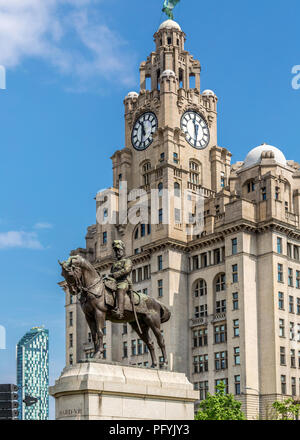 Il Royal Liver Building sorge sopra la città di Liverpool skyline con esso dominante della torre dell'orologio. Statua di Edward VII in primo piano. Foto Stock