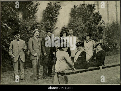 . La revisione di Cuba. 22 T H E C U B a rivedere tutti intorno a Cuba Santiago S alimentazione idrica il vecchio acquedotto, situato a nord-est di Santiago, costruito nel 1849, è costituito da due serbatoi di 300,000 galloni di capacità, canalizzazioni del 11^/4 pollici in diametro e 6 mila metri di lunghezza e di un piccolo serbatoio di effetto crespo, chiamato "Melilla serbatoio". Il nuovo acquedotto, situato a nord della città, costruita durante la gestione del Presidente Palma, è composto da un serbatoio di cemento, due piccoli serbatoi di filtraggio, due vasche di cemento e un altro di acciaio con una capacità di 2.500.000 e 60.000 galloni respe Foto Stock