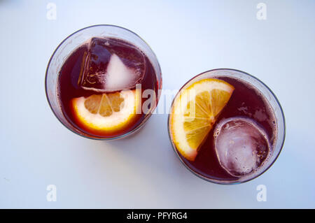 Due bicchieri con cocktail di vite, limone, ghiaccio, vista dall'alto, estate, Spagna Foto Stock