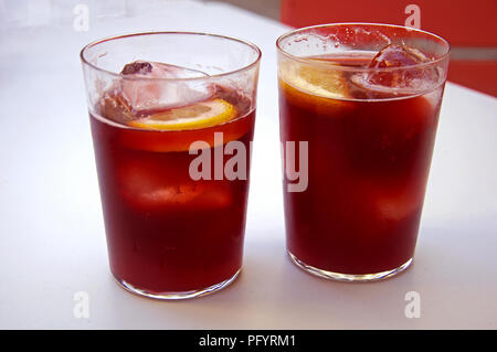 Due bicchieri con cocktail di vitigno tinto de verano, limone e ghiaccio, estate, Spagna Foto Stock