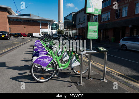 Biciclette Citybike allineati sulla docking station. Liverpool. Regno Unito Foto Stock