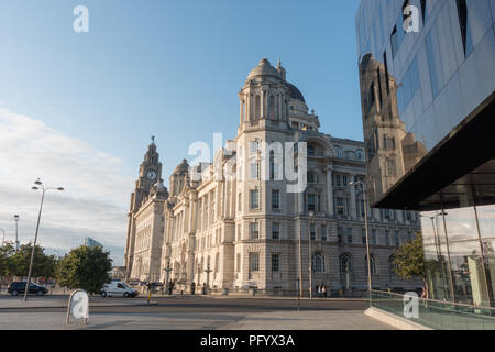 Vecchi e nuovi edifici vicino l'isola di Mann. Liverpool Docks, REGNO UNITO Foto Stock