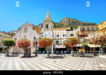 Vista panoramica di San Giuseppe la Chiesa al IX Aprile Square a Taormina. Distretto di Messina, Sicilia, Italia Foto Stock