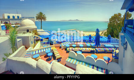 Vista panoramica sul mare e terrazza cafè in Sidi Bou Said al tramonto. La Tunisia, Nord Africa Foto Stock