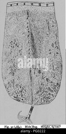 . Il Arapaho. Gli Indiani Arapaho; Arapaho arte; Simbolismo in arte; foto-scrittura, Indian; gli Indiani del Nord America; gli Indiani del Nord America. 1902.] Kroeber, Il Arapaho. lOI beaver. Quello mostrato in Fig. 30 è fatta di pelle di un buf- falo polpaccio. Attorno all'apertura, una banda di beadwork, con quadratini rossi, rappresenta il camp-cerchio. Prugna-box attaccata alla sacca vicino a questo beadwork rappresentano le bave di grippaggio nell'capelli di buffalo. In corrispondenza della estremità inferiore, una piccola bordato allegato rappresenta la coda di una bufiEalo. Sacchetti di morbida pelle pieghevole vengono utilizzati sia per la conservazione e il trasporto- ing abbigliamento e simili Foto Stock