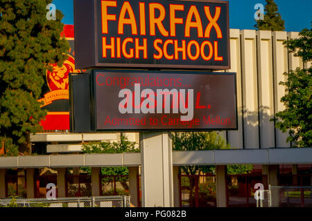 Los Angeles, California, USA, Agosto 20, 2018: veduta esterna della luce informativo segno di Fairfax High School di Los Angeles, in una bella giornata di sole Foto Stock