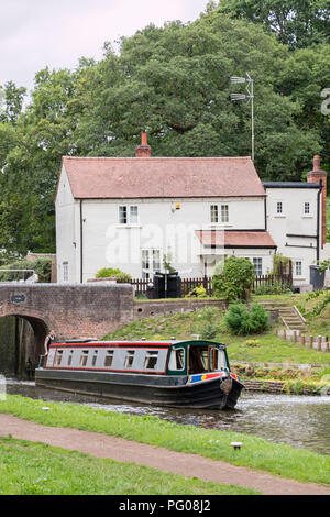 Il canottaggio sulla Staffordshire e Worcestershire Canal a Hyde Lock n. 12 vicino Kinver, Staffordshire, England, Regno Unito Foto Stock