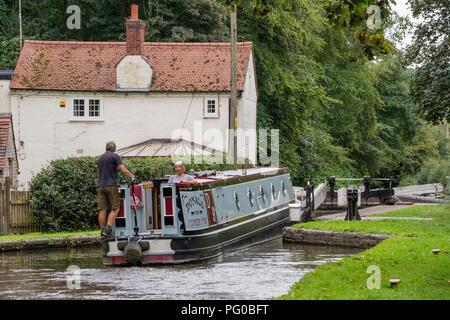 Il canottaggio sulla Staffordshire e Worcestershire Canal a Hyde Lock n. 12 vicino Kinver, Staffordshire, England, Regno Unito Foto Stock
