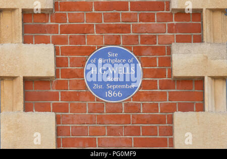 Blue lapide che ricorda il luogo di nascita di autore di H. G. Wells, High Street, Bromley, London Borough of Bromley, Greater London, England, Regno Unito Foto Stock