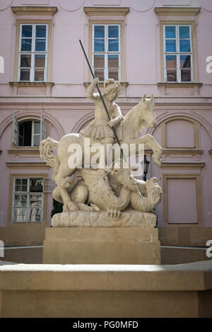 BRATISLAVA, Slovacchia - 21 agosto 2018: Fontana di San Giorgio e il drago al Primate cortile del palazzo. Il palazzo fu costruito dal 1778 al 1781. Oggi è Foto Stock