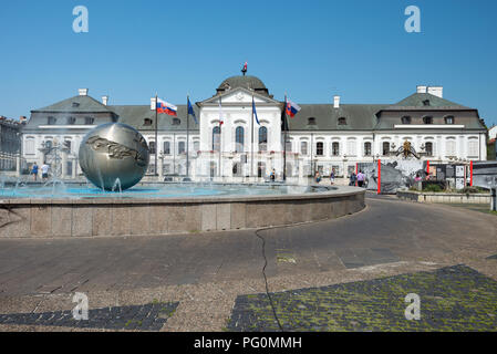 BRATISLAVA, Slovacchia - 21 agosto 2018: Il Grassalkovich Palazzo Presidenziale e fontana giovinezza dello scultore Tibor Bartfay. Bratislava è la capitale Foto Stock