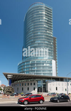 BRATISLAVA, Slovacchia - 21 agosto 2018: grattacielo della Banca nazionale della Slovacchia a Bratislava. È uno degli edifici più alti di Bratislava (111,6 m) Foto Stock