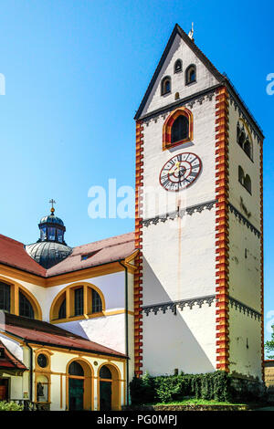 Il castello di alta torre dell orologio si affaccia Fussen città vecchia nella Germania meridionale Foto Stock