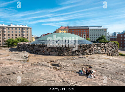 Helsinki Chiesa Temppeliaukio o chiesa rupestre, Temppeliaukion Kirkko è un finlandese della Chiesa luterana costruito nella roccia nel centro di Helsinki in Finlandia. Foto Stock