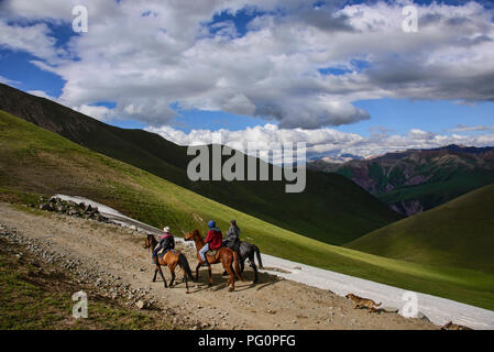 Horserider kirghisa, Jyrgalan Valley, Kygyzstan Foto Stock