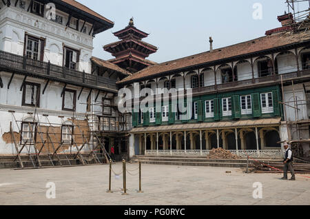 Kathmandu, Nepal - Aprile 13, 2016: Basantapur Durbar di dopo il grande terremoto del 2015 e la ricostruzione è in corso, Kathmandu Durbar Square, Nepal Foto Stock