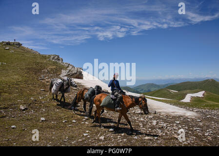 Trekking a cavallo il Keskenkija alpino Trek, Jyrgalan, Kirghizistan Foto Stock
