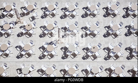 Vista superiore di molte tabelle di plastica con sedie. Foto Stock