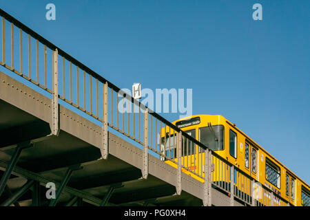 Berlino, Germania, Agosto 06, 2018: Giallo treno elevata Foto Stock