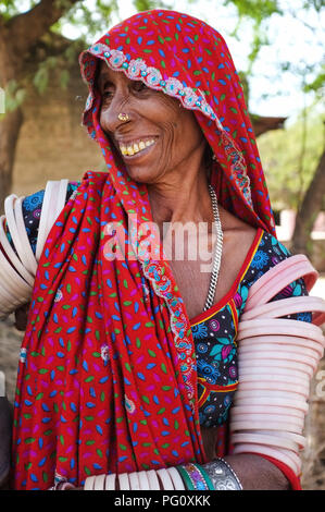 Regione GODWAR, India - 14 febbraio 2015: Ritratto di Rabari tribeswoman indossando saree e schiave. Rabari sono una comunità indiana nello stato di Guja Foto Stock