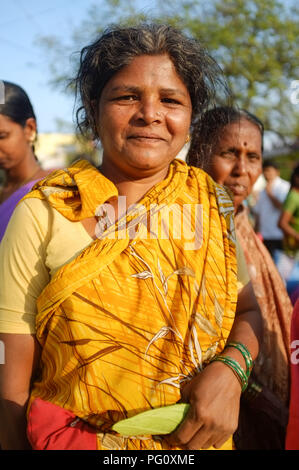 HAMPI, India - 2 febbraio 2015: Ritratto di tradizionalmente vestiti donna indiana nel mercato. Foto Stock