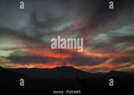 Paesaggio al tramonto con sagome di colline in Fuerteventura, Isole Canarie, Spagna. Foto Stock
