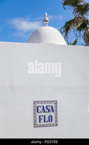 La parete esterna della casa bianca "Casa" Flo a Corralejo, Fuerteventura, Isole Canarie, Spagna. Foto Stock