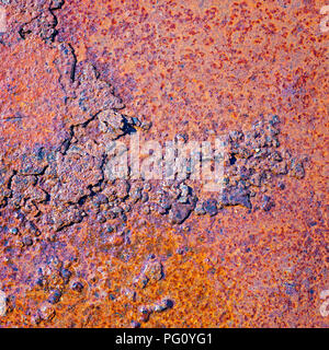 Rusty brown graffiato textured lastra metallica dello sfondo. Vista da vicino Foto Stock