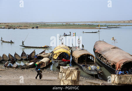 Piroghe sulla banca del fiume Niger vicino a Mopti in Mali per solo uso editoriale Foto Stock