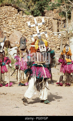 Mask Dance nel villaggio di Nombori, Paese Dogon del Mali per solo uso editoriale Foto Stock