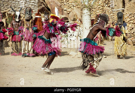 Mask Dance nel villaggio di Nombori, Paese Dogon del Mali per solo uso editoriale Foto Stock