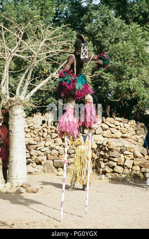 La ballerina su palafitte in Mask Dance nel villaggio di Nombori, Paese Dogon del Mali per solo uso editoriale Foto Stock