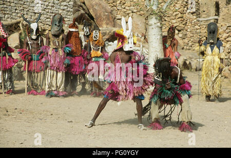 Mask Dance nel villaggio di Nombori, Paese Dogon del Mali per solo uso editoriale Foto Stock