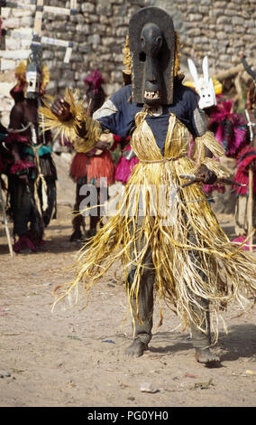 Ballerino in Mask Dance nel villaggio di Nombori, Paese Dogon del Mali per solo uso editoriale Foto Stock