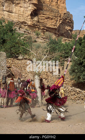 Mask Dance nel villaggio di Nombori, Paese Dogon del Mali per solo uso editoriale Foto Stock