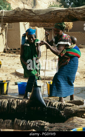 Le donne il prelievo di acqua dal pozzo di Kani Kombole village, Paese Dogon del Mali per solo uso editoriale Foto Stock