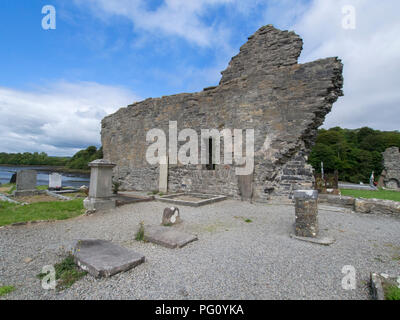 Contea di Donegal, Irlanda - 13 agosto 2018: all'interno delle rovine di Donegal Abbey che è un convento francescano appena fuori della cittadina di Donegal. Foto Stock