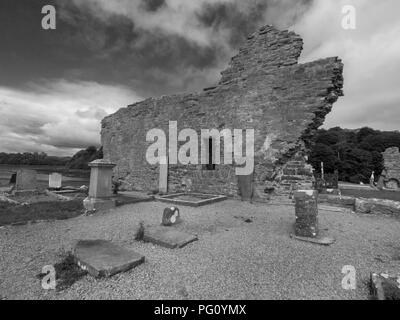 Contea di Donegal, Irlanda - 13 agosto 2018: una fotografia in bianco e nero del all'interno delle rovine di Donegal Abbey che è un convento di frati francescani. Foto Stock