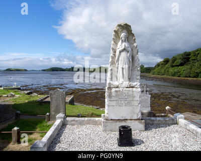 Contea di Donegal, Irlanda - 13 agosto 2018: una bella pietra tombale in Donegal Abbey. Foto Stock