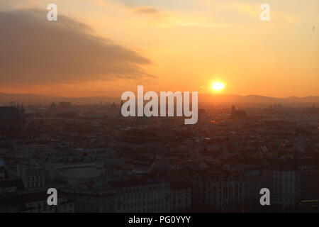 Vista su vienna tramonto orizzonte, stephansdom Foto Stock