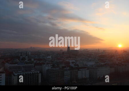 Vista su vienna tramonto orizzonte, stephansdom Foto Stock
