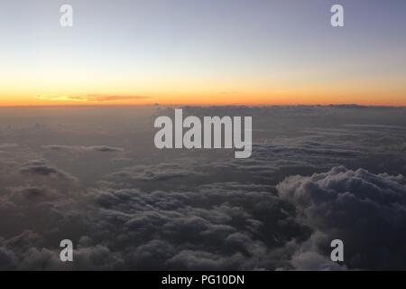 Nuvole di sopra durante il tramonto Foto Stock