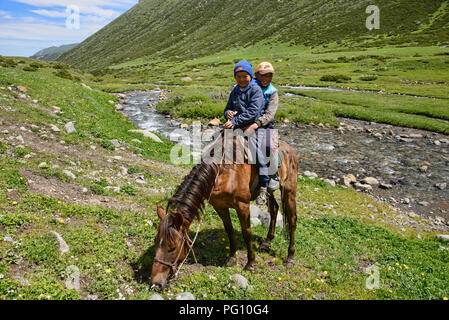 Horserider kirghisa, Jyrgalan Valley, Kygyzstan Foto Stock