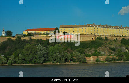 In vista della Fortezza Petrovaradin dall altro lato del Danubio a Novi Sad Serbia Foto Stock