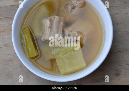 Cetriolo amaro bollito di maiale osso nella minestra chiaro Foto Stock