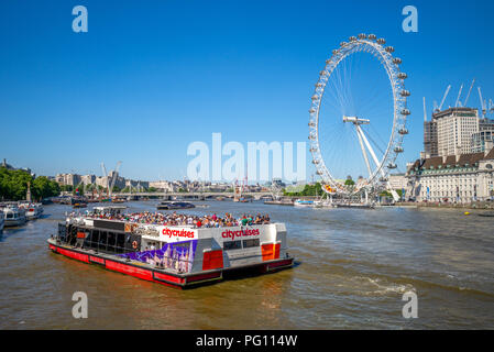London, Regno Unito - 29 Giugno 2018: riva del Tamigi a Londra con la ruota panoramica Ferris, London Eye Foto Stock