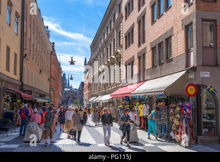 Negozi e magazzini sulla trafficata Drottninggatan, una importante strada per lo shopping nel centro della città, Norrmalm, Stoccolma, Svezia Foto Stock