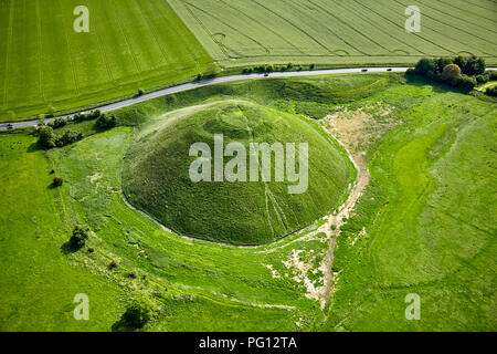 Silbury Hill, tumulo preistorico di gesso vicino ad Avebury Wiltshire Foto Stock