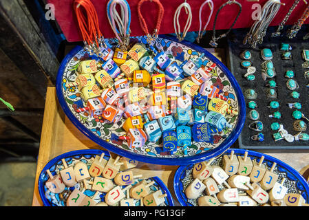 Israele, Gerusalemme - 16 agosto 2018: Colorfull sevivons venduti nel mercato nella città vecchia Foto Stock